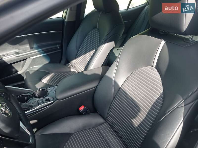 Седан Toyota Camry 2018 в Львове