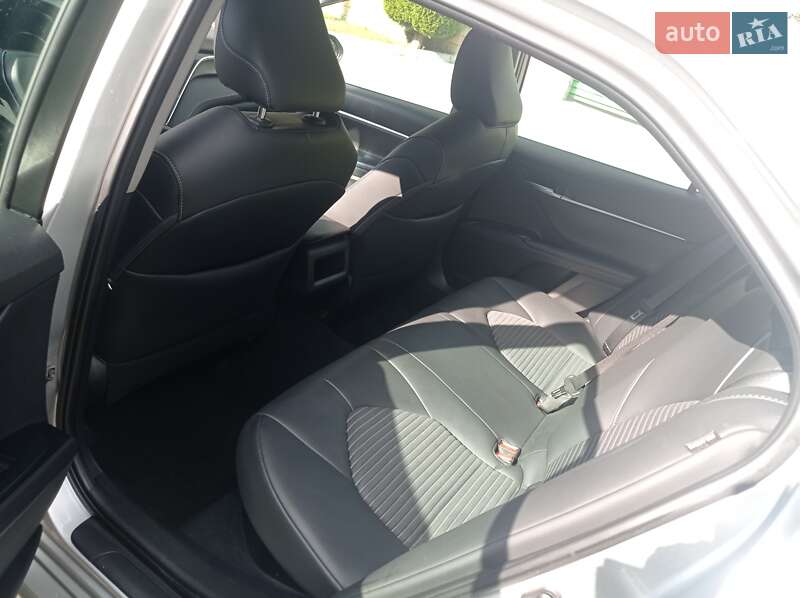 Седан Toyota Camry 2018 в Львове