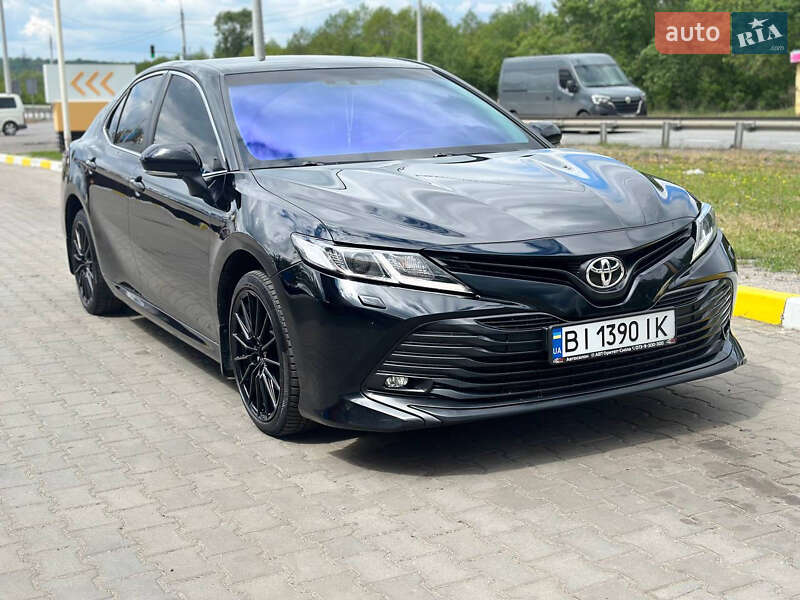 Седан Toyota Camry 2018 в Полтаве