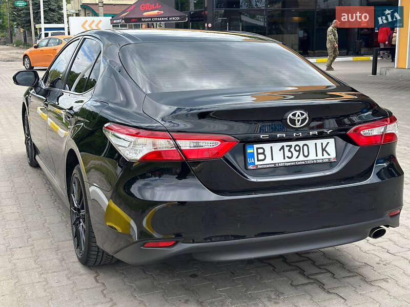 Седан Toyota Camry 2018 в Полтаве