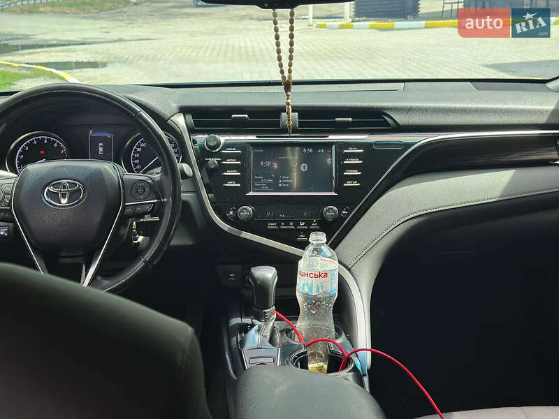 Седан Toyota Camry 2018 в Полтаве