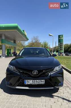 Седан Toyota Camry 2018 в Львове