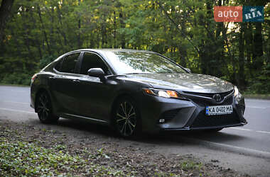 Седан Toyota Camry 2018 в Полтаве