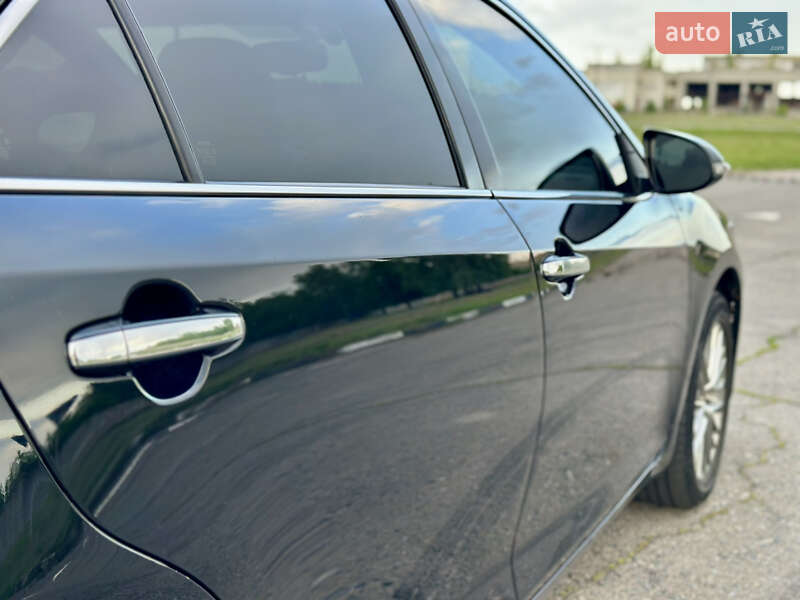 Седан Toyota Camry 2015 в Сумах