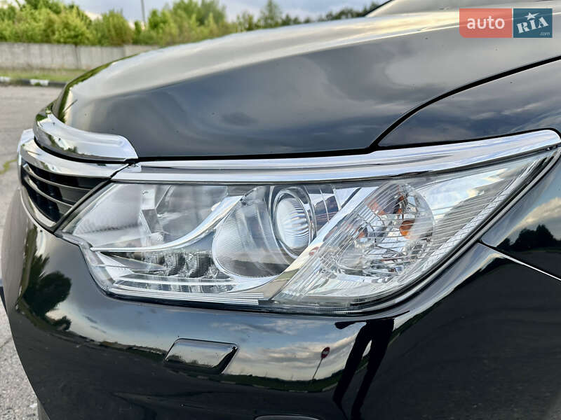 Седан Toyota Camry 2015 в Сумах