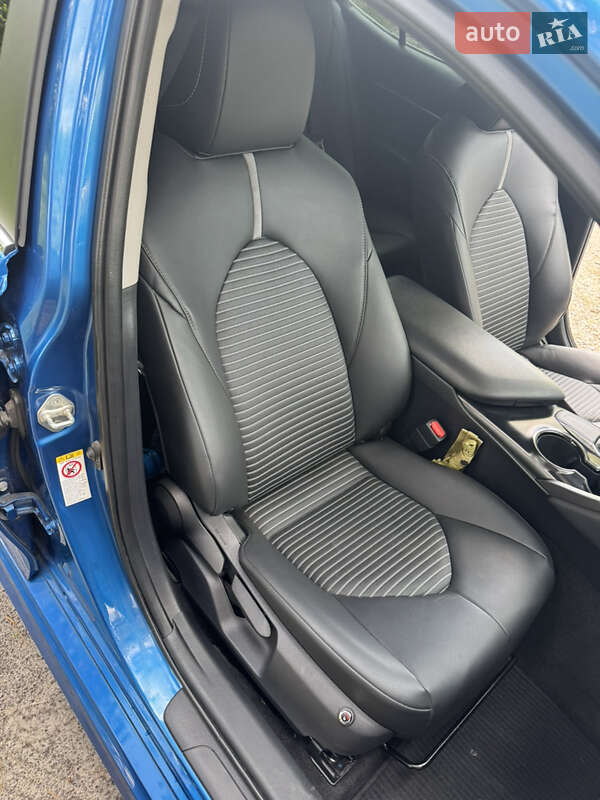 Седан Toyota Camry 2018 в Полтаве