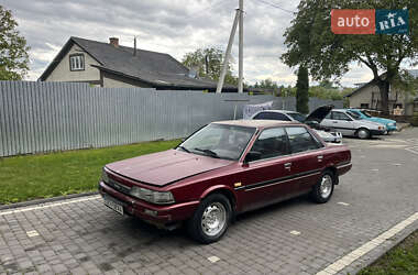 Седан Toyota Camry 1988 в Чернівцях