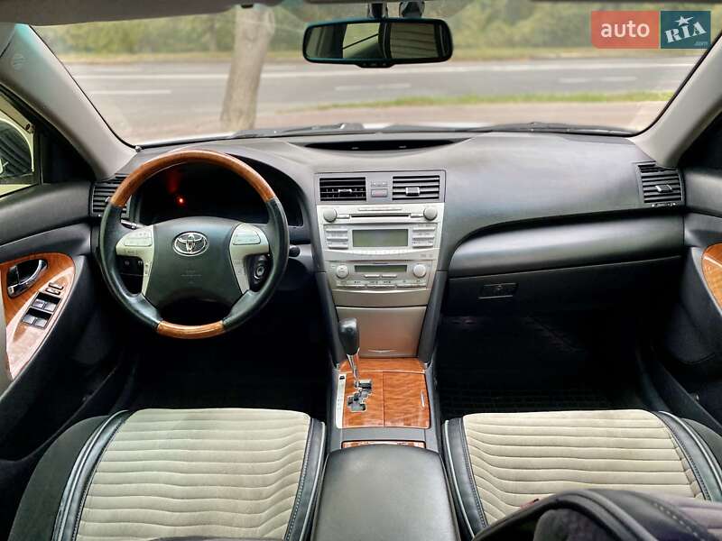 Седан Toyota Camry 2010 в Хмельницком