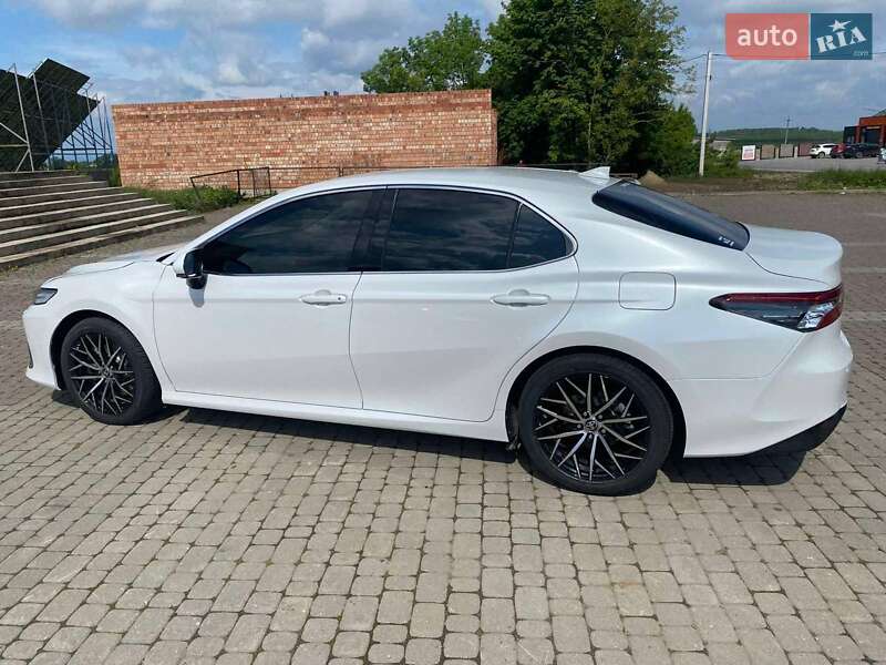 Седан Toyota Camry 2021 в Снятині