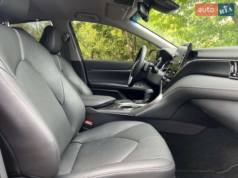 Седан Toyota Camry 2023 в Виннице