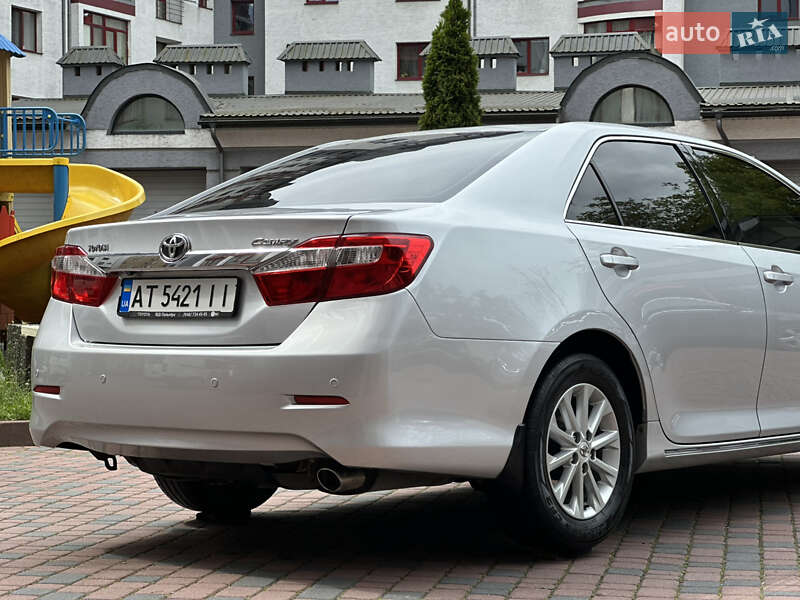 Седан Toyota Camry 2011 в Івано-Франківську