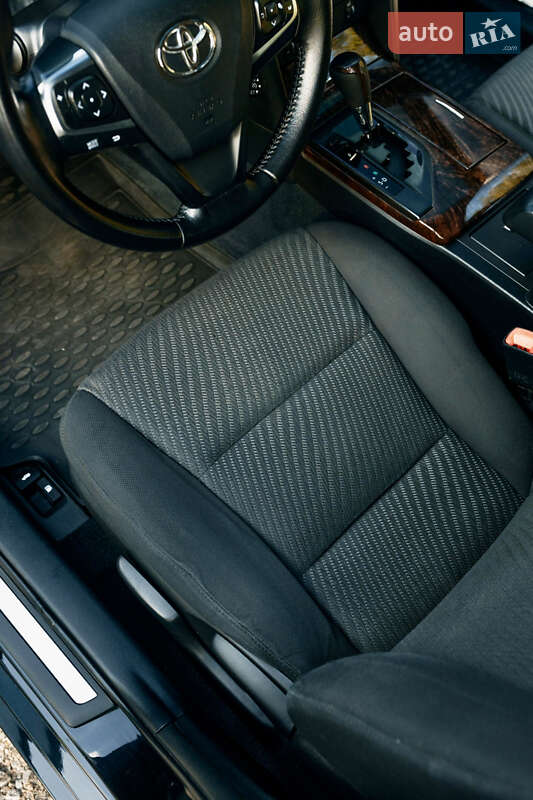 Седан Toyota Camry 2014 в Дніпрі