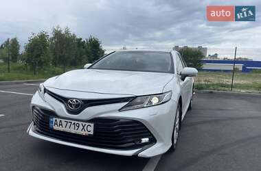 Седан Toyota Camry 2019 в Києві