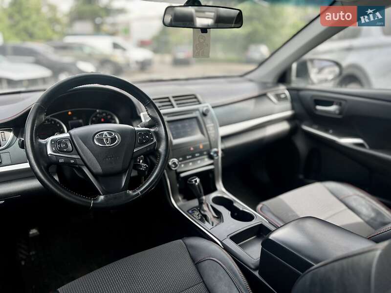 Седан Toyota Camry 2016 в Киеве