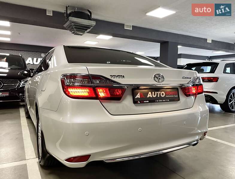 Седан Toyota Camry 2017 в Львові
