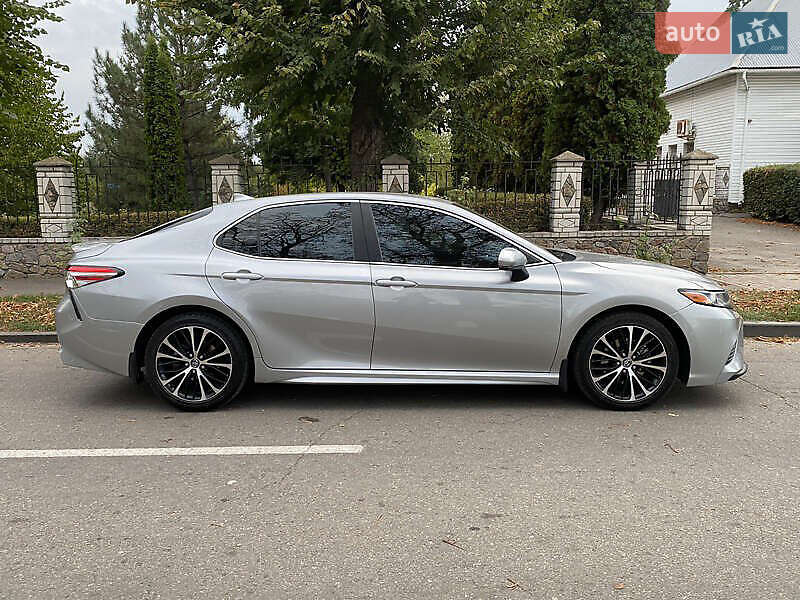 Седан Toyota Camry 2019 в Киеве
