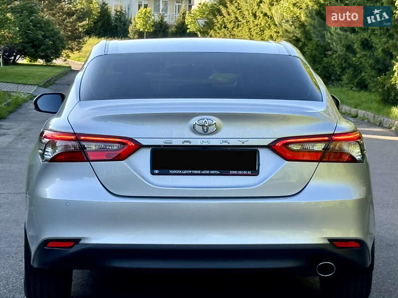 Седан Toyota Camry 2021 в Рівному
