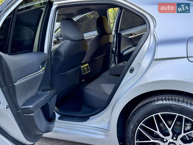 Седан Toyota Camry 2021 в Рівному