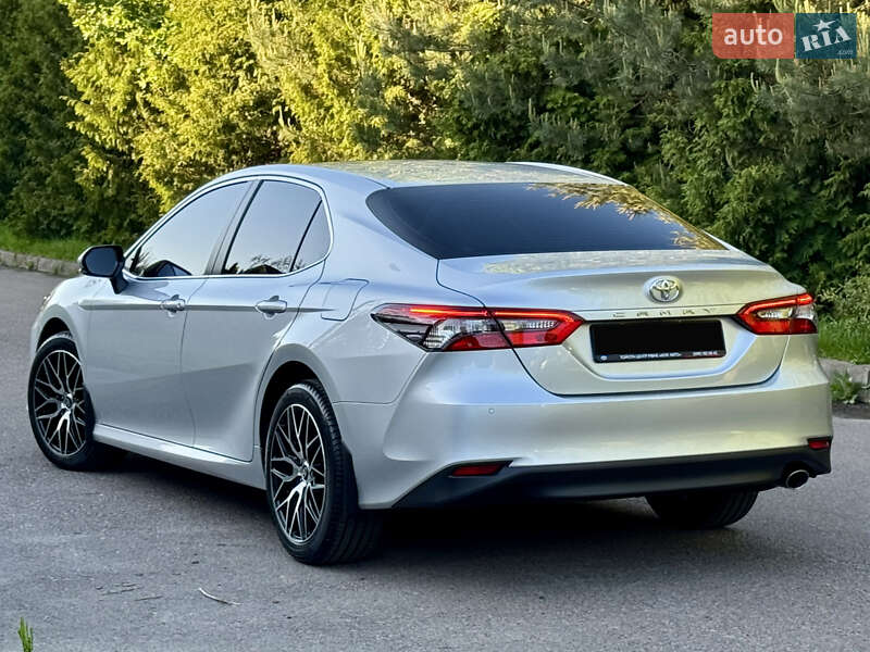 Седан Toyota Camry 2021 в Рівному