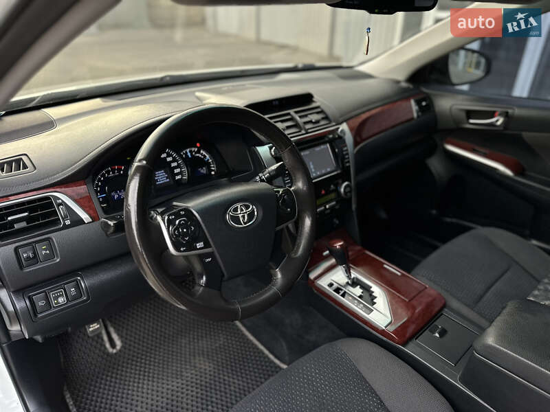 Седан Toyota Camry 2013 в Чернівцях