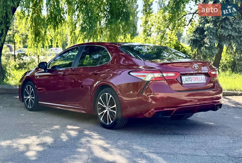 Седан Toyota Camry 2018 в Києві