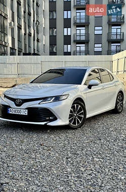 Седан Toyota Camry 2017 в Ужгороді