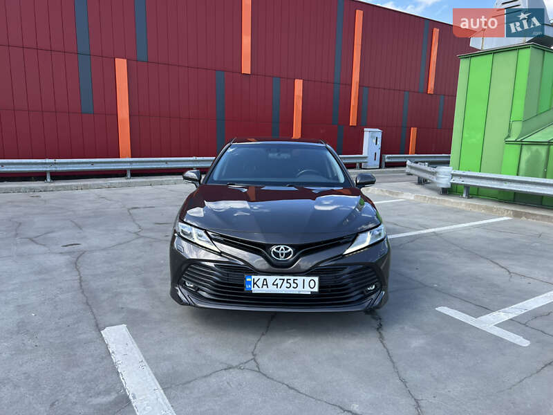 Седан Toyota Camry 2019 в Киеве