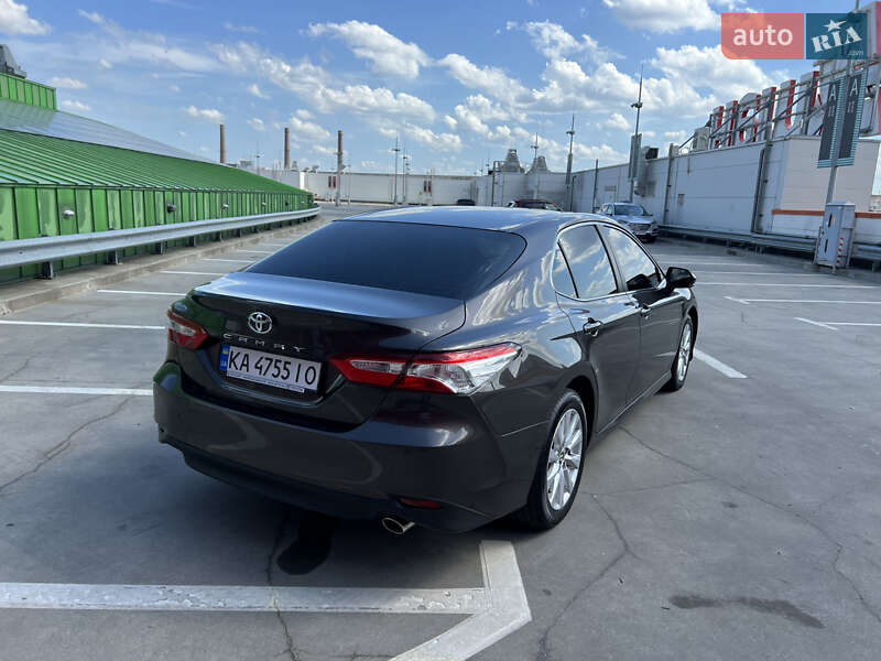 Седан Toyota Camry 2019 в Киеве