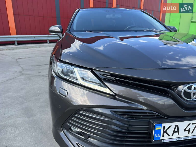 Седан Toyota Camry 2019 в Киеве