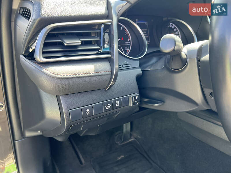 Седан Toyota Camry 2019 в Киеве