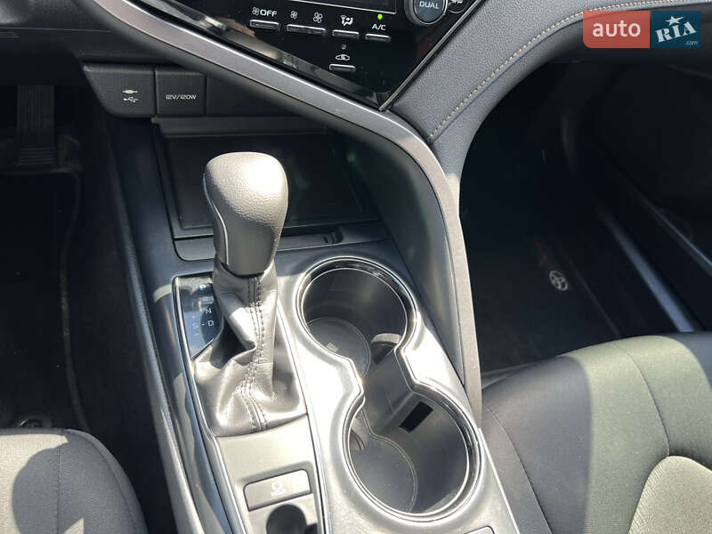 Седан Toyota Camry 2019 в Киеве