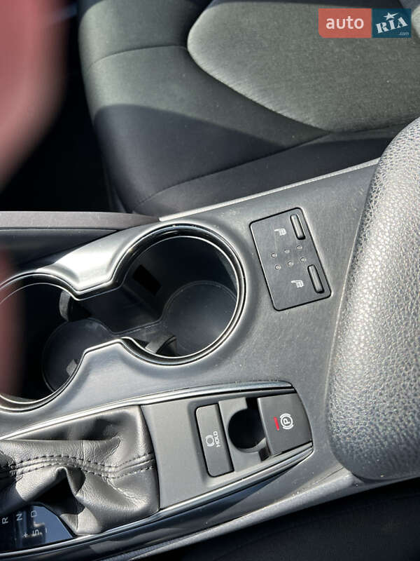 Седан Toyota Camry 2019 в Киеве