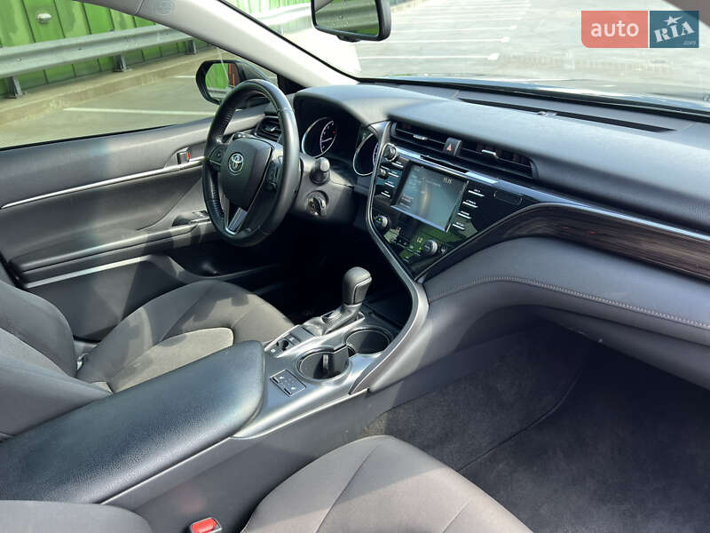 Седан Toyota Camry 2019 в Киеве
