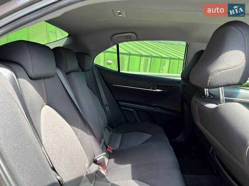 Седан Toyota Camry 2019 в Киеве