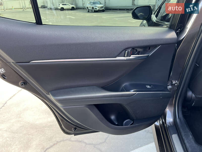 Седан Toyota Camry 2019 в Киеве