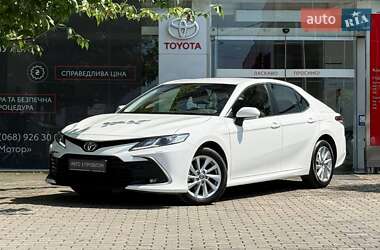 Седан Toyota Camry 2023 в Ужгороде