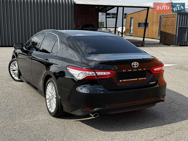 Седан Toyota Camry 2019 в Киеве