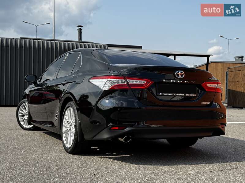 Седан Toyota Camry 2019 в Киеве