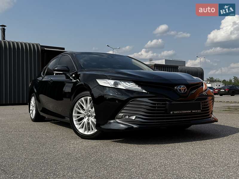 Седан Toyota Camry 2019 в Киеве