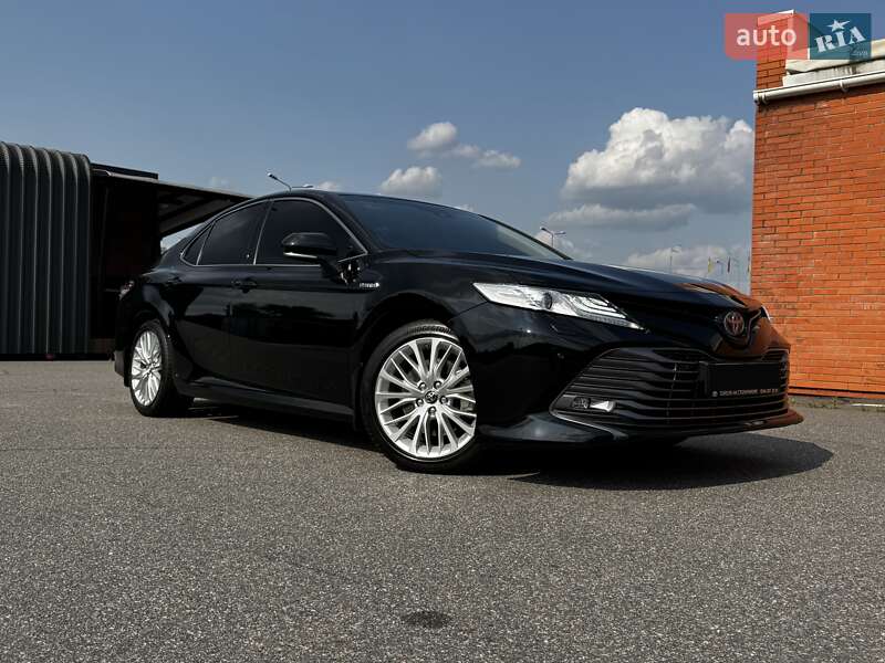 Седан Toyota Camry 2019 в Киеве