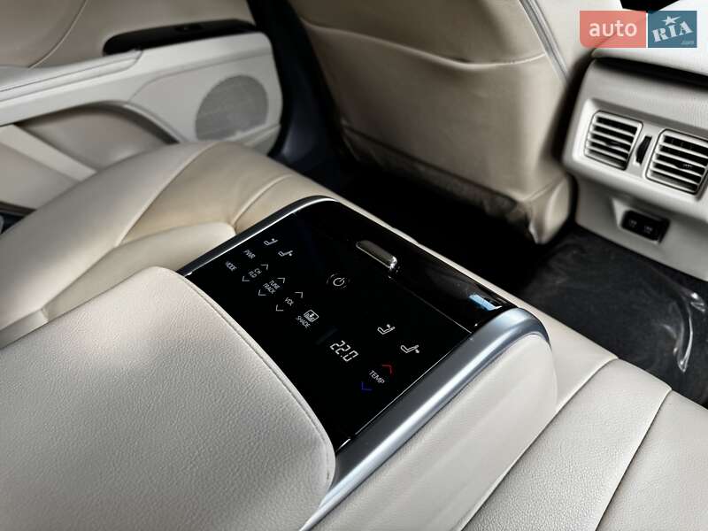 Седан Toyota Camry 2019 в Киеве