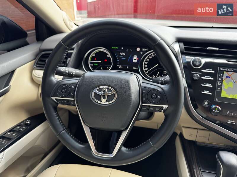 Седан Toyota Camry 2019 в Киеве