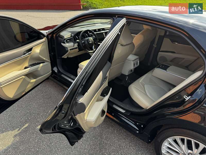 Седан Toyota Camry 2019 в Киеве