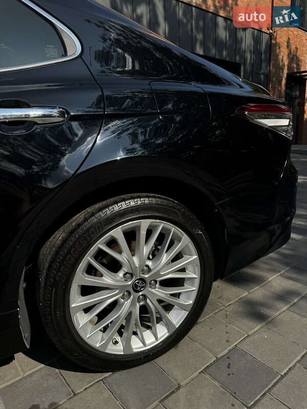 Седан Toyota Camry 2019 в Днепре