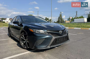 Седан Toyota Camry 2018 в Киеве