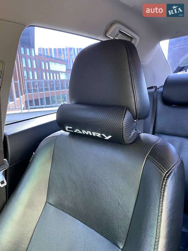 Седан Toyota Camry 2013 в Дніпрі