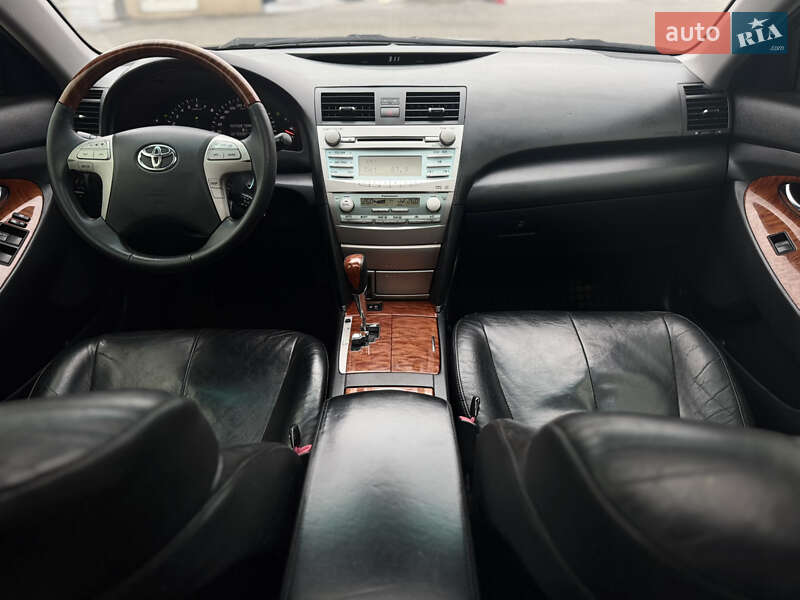 Седан Toyota Camry 2008 в Сарнах