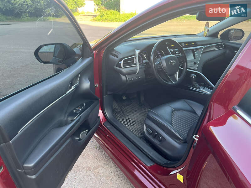 Седан Toyota Camry 2018 в Прилуках