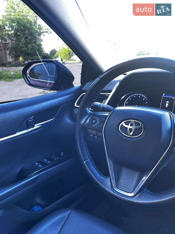 Седан Toyota Camry 2018 в Прилуках