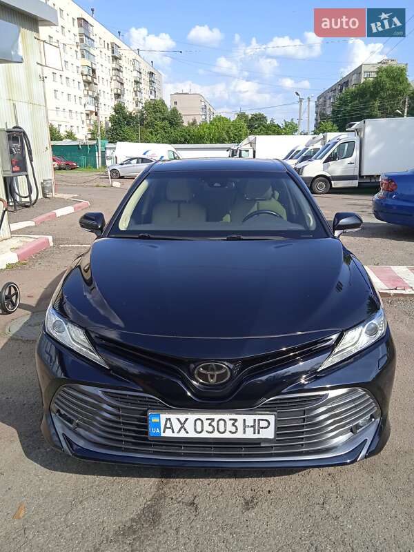 Седан Toyota Camry 2019 в Харкові